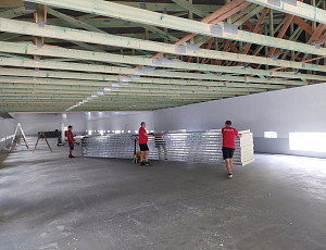 Podhled novostavby haly pro chov drůbeže